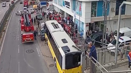 Çekmeköyde otobüs, duraktaki yayaların üzerine daldı: 1 ölü, 4 yaralı Çekmeköyde otobüs, duraktaki yayaların üzerine daldı: 1 ölü, 4 yaralı