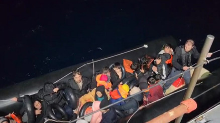 İzmir açıklarında 104 düzensiz göçmen yakalandı