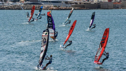 Alaçatı’nın rüzgarı Çeşme turizmini de uçuruyor Alaçatı’nın rüzgarı Çeşme turizmini de uçuruyor