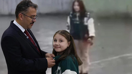 Küçük Zeynepin görüntüsü herkesi gururlandırmıştı: Vali, altın ile ödüllendirdi Küçük Zeynepin görüntüsü herkesi gururlandırmıştı: Vali, altın ile ödüllendirdi