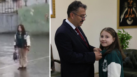 Yağmurda tek başına bayrağa saygı