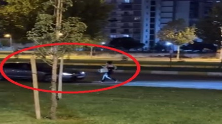 Alkollü saldırgan yoldan geçen araçların üzerine atladı, şoförleri tekmeledi