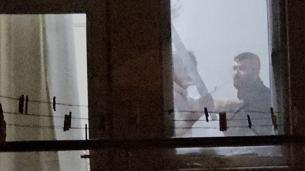 Evine çağırdığı arkadaşını kılıçla rehin aldı Polis ekipleri, şüpheliyi balkondan girerek etkisiz hale getirdi Evine çağırdığı arkadaşını kılıçla rehin aldı Polis ekipleri, şüpheliyi balkondan girerek etkisiz hale getirdi