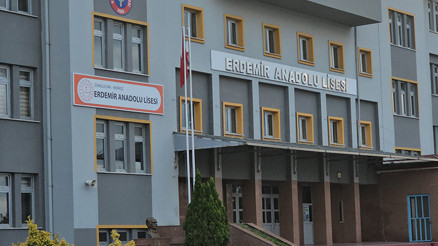 Lise tuvaletinde dehşet Sigara bahanesiyle arkadaşının çenesini kırdı, tutuklandı