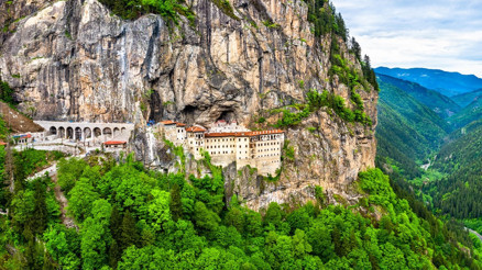 Karadeniz’in sarp kayalıklarında yüzyıllara meydan okuyan bir miras: Sümela Manastırı