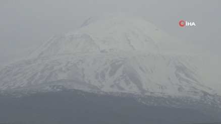 Ağrı Dağında yağan karla kartpostallık görüntüler oluştu