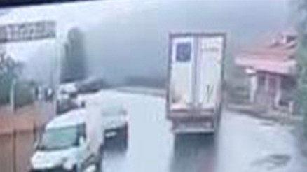 Sarıyerde bisküvi yüklü TIR devrildi; çocuk parkında faciadan dönüldü Sarıyerde bisküvi yüklü TIR devrildi; çocuk parkında faciadan dönüldü