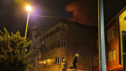 Beyoğlunda 4 katlı binanın çatısı alev alev yandı: Vatandaşlar tahliye edildi