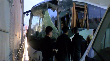 Bakırköyde çevik kuvvet otobüsü üst geçide çarptı; araçta sıkışan polisi itfaiye kurtardı