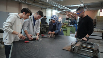 30 erkek öğrenci arasında 45 yaşında tek kadın