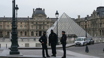 Ünlü Louvre Müzesi güpegündüz soyuldu Paha biçilmez mücevherleri 7 dakikada çaldılar Ünlü Louvre Müzesi güpegündüz soyuldu Paha biçilmez mücevherleri 7 dakikada çaldılar