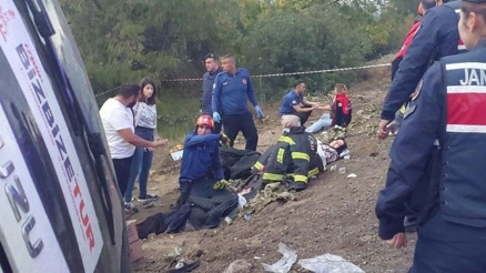Feci kaza… Tur midibüsü devrildi: 1 ölü, 32 yaralı