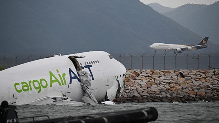 Kargo uçağı denize sürüklendi: 2 can kaybı Kargo uçağı denize sürüklendi: 2 can kaybı