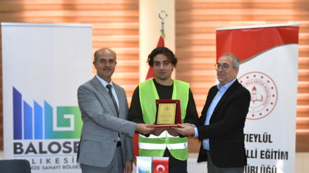 Lise öğrencisi Demir, okula rüzgar türbini ve güneş paneli kurdu