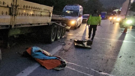 Feci kaza Lastiği değiştirirken tır çarptı, hayatını kaybetti