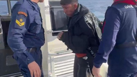 Göçmen botundan denize düştü, 12 saat yüzerek hayatta kaldı Göçmen botundan denize düştü, 12 saat yüzerek hayatta kaldı