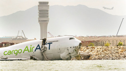 Kargo uçağı denize uçtu