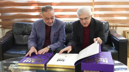 ‘İlahi Çizgiler – Hat Sanatının Öncüleri’ kitabı sanatsal ve tarihsel yönleriyle değerlendirildi ‘İlahi Çizgiler – Hat Sanatının Öncüleri’ kitabı sanatsal ve tarihsel yönleriyle değerlendirildi