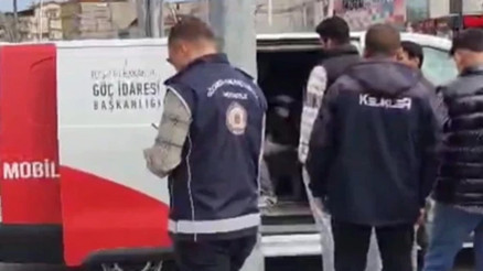 Bakan Yerlikaya: 783 düzensiz göçmen ile 169 organizatör yakalandı