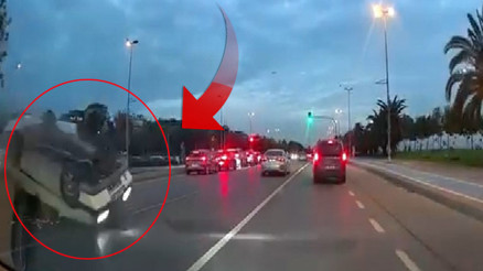 Kaza anbean kamerada makas atan otomobil takla attı Kaza anbean kamerada makas atan otomobil takla attı