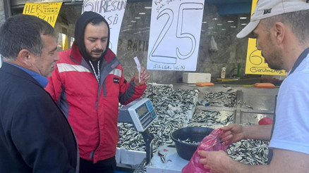 Orduda hamsi 25 liraya düştü, vatandaş sıraya girdi