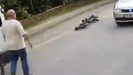 Bisikletli çocuk, minibüsün altından kalmaktan son anda kurtuldu