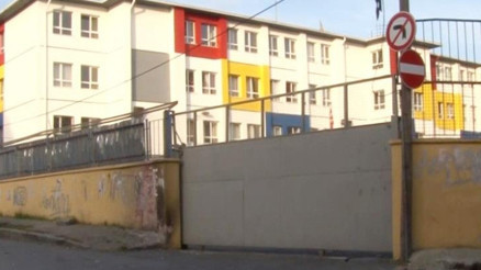 Eyüpsultan’da bir okulun kapısı öğrencilerin üstüne düştü