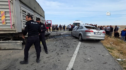 Kamyonla çarpışan otomobildeki 3 kardeş öldü