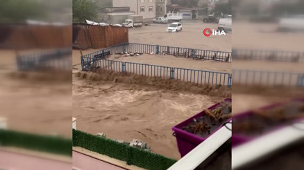 İzmirde sel: Ev ve iş yerlerini su bastı