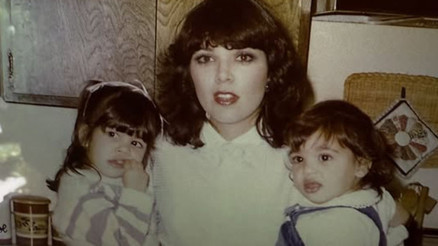 Onlar çocukken anneleri gencecikmiş... Aradan yıllar geçti şimdi daha genç