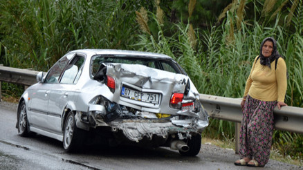 Antalyada zincirleme kaza: 2 turist yaralandı Antalyada zincirleme kaza: 2 turist yaralandı