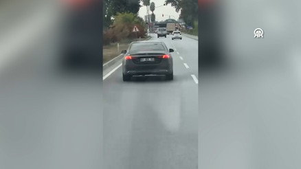Ambulansa yol vermeyen sürücü kamerada