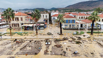 Ege’nin kıyıları denizle birleşti
