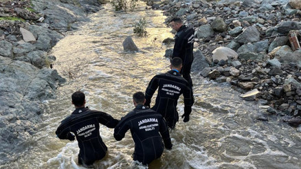İzmirde selde kaybolan vatandaşın gömleği bulundu Arama çalışmaları devam ediyor