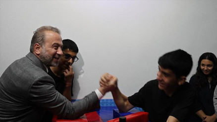 Valinin ortaokul öğrencisinin isteğine verdiği cevap güldürdü: Karizmayı çizdirmeyelim