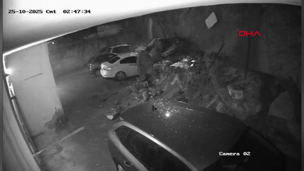 Maltepede istinat duvarının park halindeki 3 aracın üzerine çöktüğü anlar kamerada