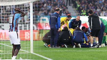Trabzonspor-Eyüpspor maçında talihsiz sakatlık: Ayağı kırıldı, hastaneye kaldırıldı