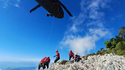 Fethiyede yamaç paraşütü kayalıklara çarptı: 1 ölü, 1 yaralı