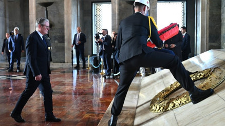 İngiltere Başbakanı Starmer, Anıtkabiri ziyaret etti