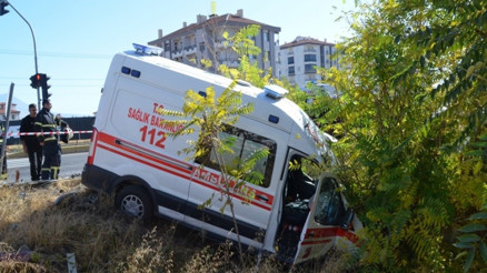 Kazada yaralanan anne ve oğlunu taşıyan ambulans, doktorun kullandığı otomobille çarpıştı