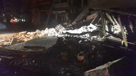 Deprem tekrar Sındırgı’yı vurdu: 6.1’de 22 yaralı... Halk sokakta sabahladı Deprem tekrar Sındırgı’yı vurdu: 6.1’de 22 yaralı... Halk sokakta sabahladı