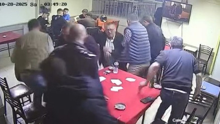 Balıkesirdeki deprem Bursada da hissedildi Kıraathanede oyun oynayanlar, panikle dışarı kaçtı