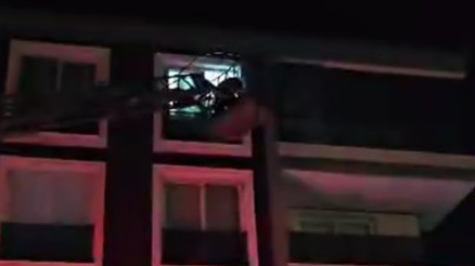 Depreme itfaiye merdiveninde yakalandılar