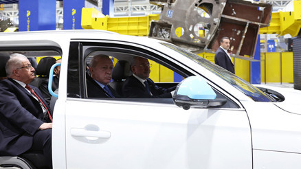 Dikkat çeken görüntüler Cumhurbaşkanı Erdoğan, Altay tankı teslim törenine özel tasarım TOGG ile geldi Dikkat çeken görüntüler Cumhurbaşkanı Erdoğan, Altay tankı teslim törenine özel tasarım TOGG ile geldi