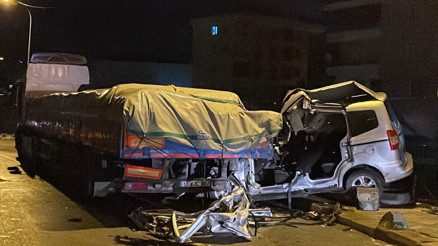 Polisten kaçan araç TIRa çarptı: 1 ölü, 2 yaralı