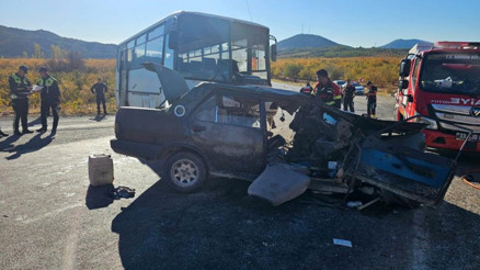 Mersinde feci kaza Tarım işçilerini taşıyan midibüs ile otomobil çarpıştı: 3 can kaybı, 12 yaralı