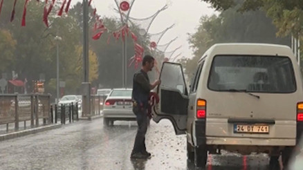 Alkışlanacak hareket: Yağmura aldırış etmedi, tek tek yerden toplayıp aracına koydu