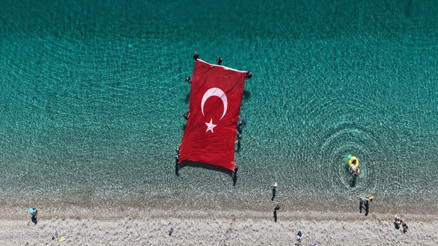 Antalyada bayramı su altında bayrak açarak kutladılar
