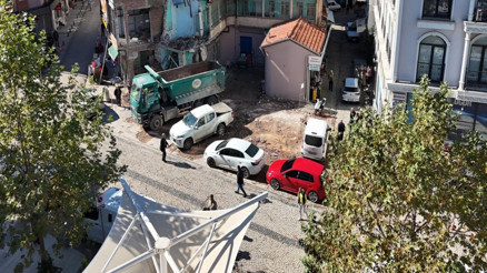 Sındırgıda evlerine girmeye çekinenler depremin 3. gününde de çadırda