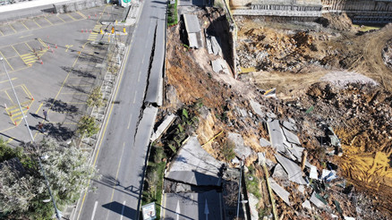 İstanbulda inşaat çalışması sırasında yol çöktü